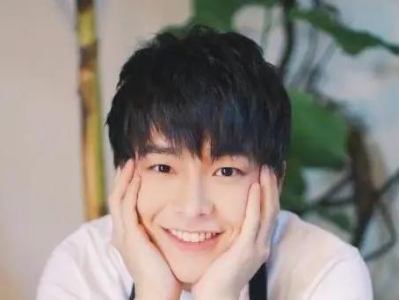 成龙彭昱畅同场竞技，摔跤瞬间彭昱畅疼得不成样子