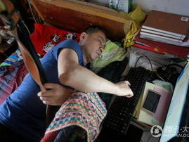 神秘躺卧7年男子，疑似家属终现身揭开身份之谜