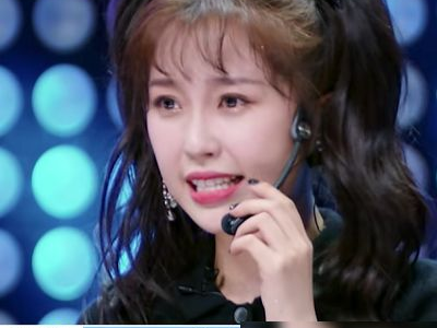 虞书欣与何与互动瞬间：甜蜜回应引网友热议