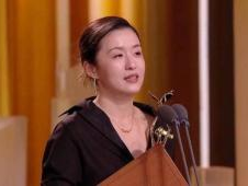 媒体：秦某编造袭警捞人打了自己的脸