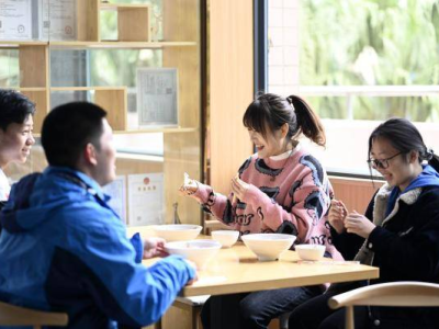 编制之外，90后女教师勇闯养老赛道，开启新人生篇章